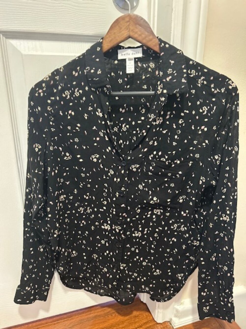 Bella Dahl blouse in small in black and cream